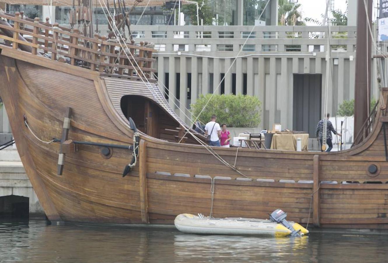 La réplica del histórico navío con el que Cristóbal Colón descubrió América en 1492 visita las aguas valencianas. El barco se encuentra anclado en La Marina de Valencia, junto al edificio de Veles e Vents. Sus cubiertas están abiertas al público desde este martes hasta el 29 de septiembre. Así, de las 10 a las 20 horas, se podrá subir a bordo y visitar su museo flotante. Un viaje por el tiempo para descubrir su historia, así como la vida de los marineros de la época.