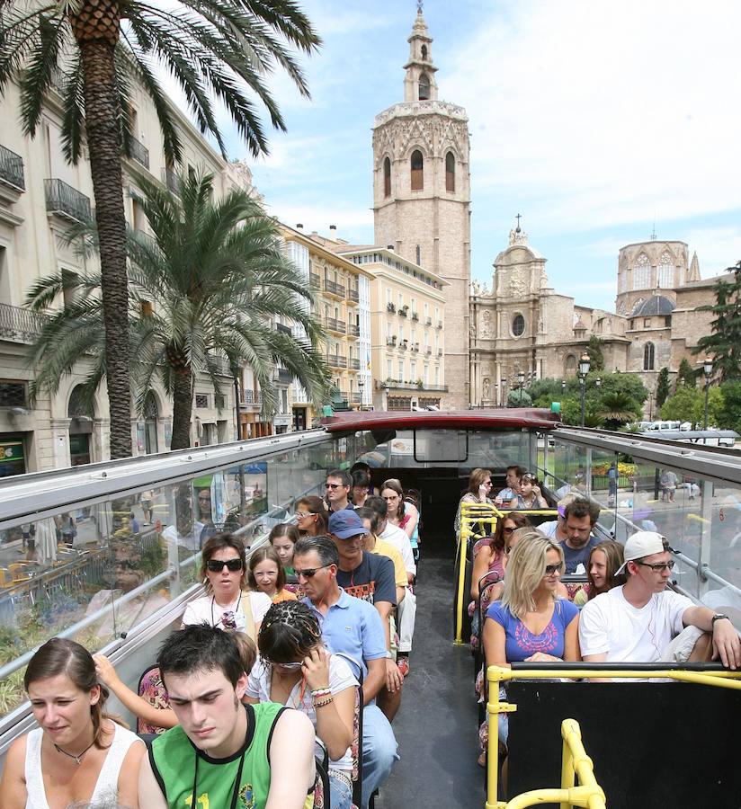 El bus turístico es una de las opciones preferidas por aquellos turistas que disponen de poco tiempo para visitar la ciudad. En un recorrido de aproximadamente cuatro horas es posible visitar todo el centro histórico y las zonas alejadas pero de igual interés, como el complejo de la Ciudad de las Artes y las Ciencias, todo ello amenizado por un guía que a través de un micrófono explica la historia que encierra cada rincón de la ciudad. Todos los días y con frecuencia de 20 minutos salen los autocares desde la Plaza de la Reina: el primero, a las 9:30 h y el último, a las 19:50. 