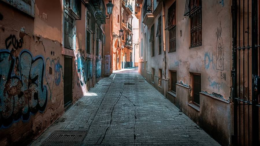 Pero si hay una forma que nunca falla es perderse, perderse por la ciudad y descubrir por uno mismo la magia que esconde Valencia. El Carmen con sus sinuosas callejuelas, sus fachadas en piedra y sus antiguos oficios es el emplazamiento ideal para dejarse llevar. 