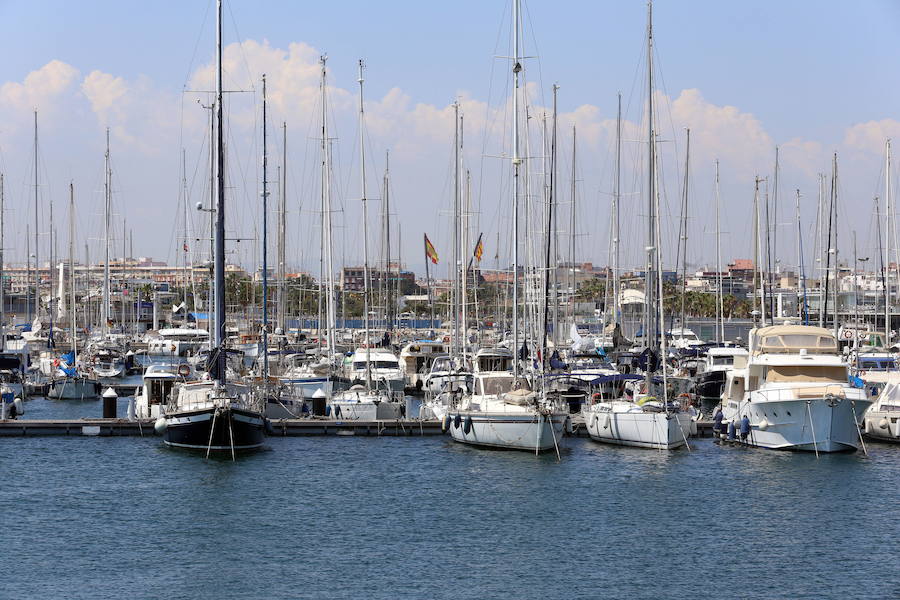 Viajes en veleros o catamaranes. Si por algo destaca Valencia es por su salida directa al mar y La Marina es una de las zonas perfectas para pasar un rato agradable. Es posible alquilar una hora o un día entero una de estas embarcaciones y dejarse mecer por las tranquilas aguas del mediterráneo. Las casas de alquiler se sitúan en el mismo Puerto de Valencia y las rutas en barco, de entre 1 hora y 3, se programan a las 13 horas de jueves a domingo. 