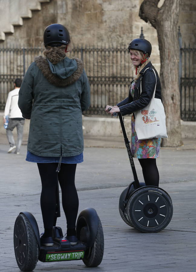 Recorrer ciudades en segway es una moda que lleva varias años pisando fuerte y en Valencia no iba a ser menos. Es un medio de transporte bastante cómodo para hacer rutas por las distintas partes de la urbe porque, por lo general, son baratos de alquilar y al ser eléctricos no se emplea casi esfuerzo - no es como pedalear durante muchas horas. Además, el hecho de que funcionen por energía eléctrica contribuye a que se utilicen unos modos más ecológicos en la visita de ciudades. El horario de las rutas se establece según las necesidades del grupo, pero todas parten desde la tienda 'Segway' en Calle Gobernador Viejo, 8.