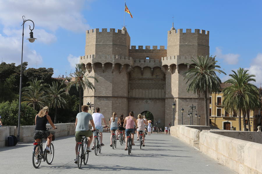 Valencia es la ciudad idónea para ir en bicicleta: es plana y goza de buen tiempo prácticamente todo el año. Estas son las razones por las que cada vez más las empresas turísticas organizan tours en bicicleta que recorren la ciudad de punta a punta con una duración aproximada de tres horas. Se pueden realizar todos los días de la semana y el punto de salida de normal es la tienda donde se reserva la ruta y la bicicleta. La mayor parte de empresas se sitúan en El Carmen.