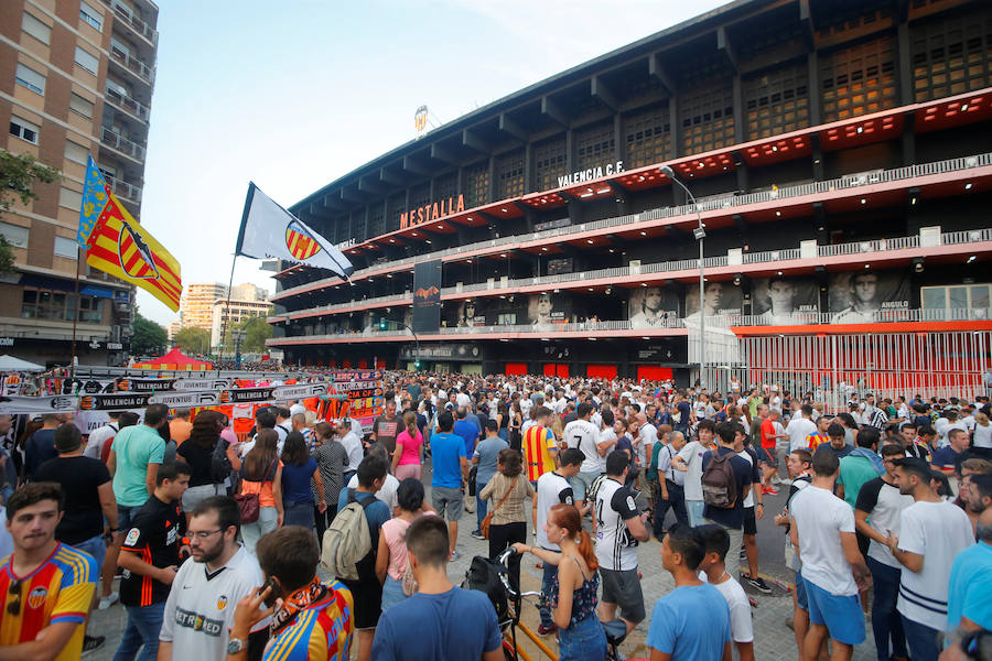 Estas son las imágenes que deja la afición valencianista en los alrededores de Mestalla antes del debut del equipo en Champions