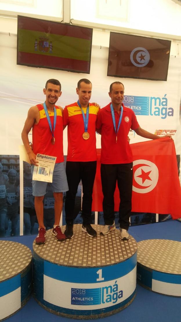 Moha Rida Younes luciendo la medalla de plata del mundial. 