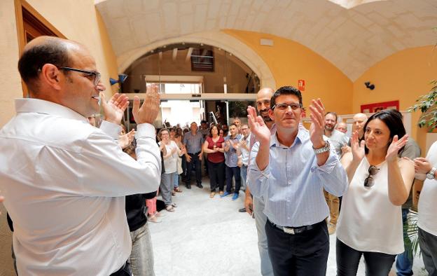 Jorge Rodríguez, recibido entre aplausos en el Ayuntamiento de Ontinyent tras ser puesto en libertad el pasado mes de junio 