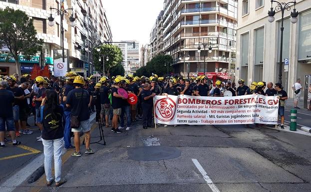 Bomberos Forestales protestanto ante la Delegación del Gobierno en Valencia.