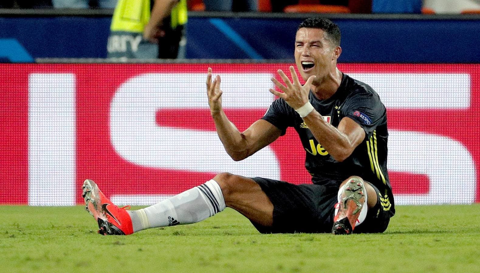 El portugués ve la roja directa por pelearse en el partido Valencia - Juventus