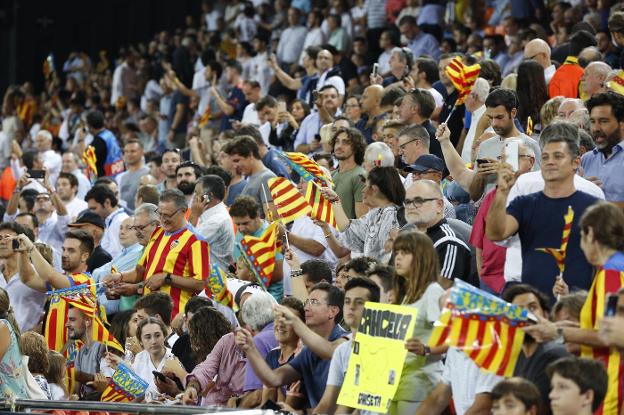 La afición vibró con la vuelta de la Champions y Mestalla exhibió un aspecto espectacular. 