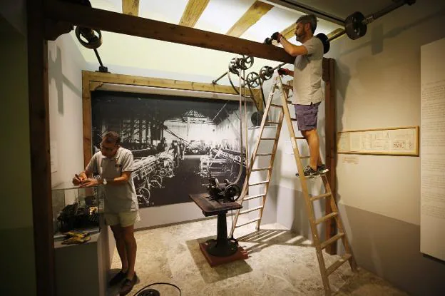 Los trabajadores del Museo de Etnología trabajan en el desmontaje de la sala antes de que sea reformada. 