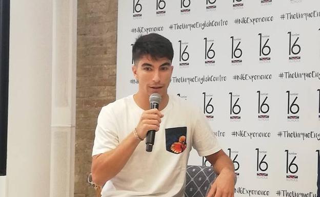 Carlos Soler en la inauguración de la academia 'Number 16' hoy. 