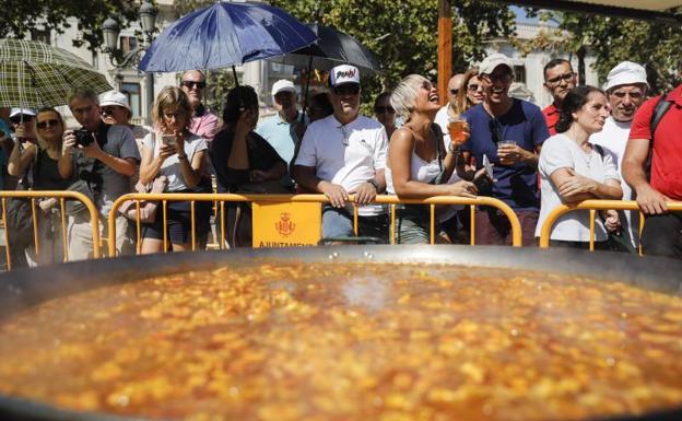 Un grupo de expectadores asiste a la celebración del Día Mundial de la Paella.