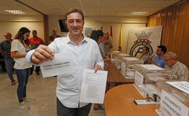 Salvador Gomar durante la votación de ayer. 