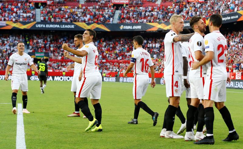 Los jugadores del Sevilla celebran un gol.