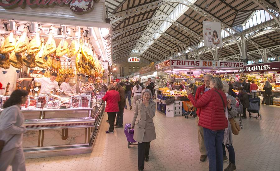 Ruta de los mercados para descubrir la gastronomía local de Valencia. Se comienza en el Mercado de Ruzafa, donde se toma horchata con fartons, se continúa por el Mercado de Colón, donde se toma un aperitivo, a continuación se llega al Mercado Central y finalmente se degusta una rica paella. Esta visita se realiza todos los días de la semana a las 11:00 h 