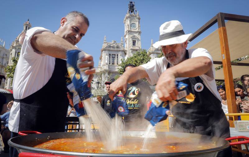 El Día Mundial de la Paella se ha celebrado en la plaza del Ayuntamiento de Valencia con una degustación de 9 paellas diferentes. El World Paella Day pretende dar prestigio a uno de los platos más conocidos de la gastronomía de todo el mundo y proyectar la ciudad de Valencia como destino turístico internacional. 