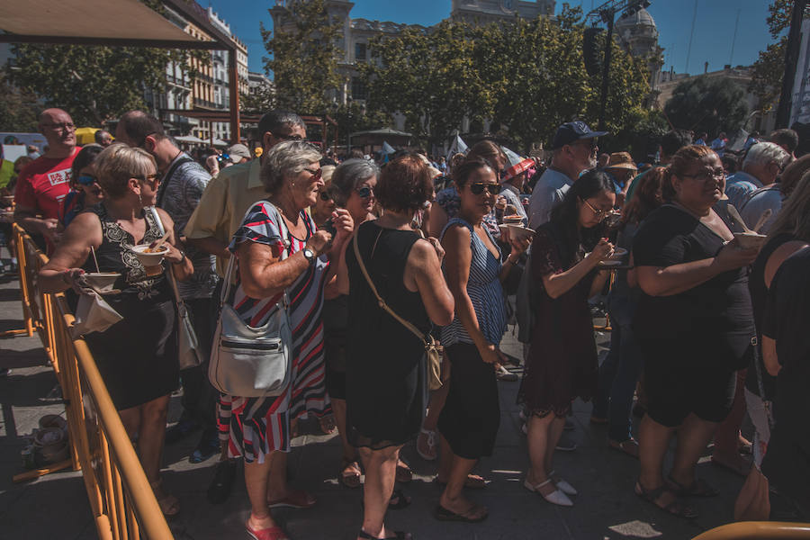 El Día Mundial de la Paella se ha celebrado en la plaza del Ayuntamiento de Valencia con una degustación de 9 paellas diferentes. El World Paella Day pretende dar prestigio a uno de los platos más conocidos de la gastronomía de todo el mundo y proyectar la ciudad de Valencia como destino turístico internacional. 