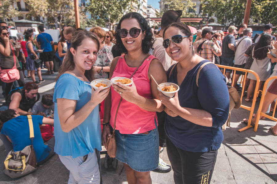 El Día Mundial de la Paella se ha celebrado en la plaza del Ayuntamiento de Valencia con una degustación de 9 paellas diferentes. El World Paella Day pretende dar prestigio a uno de los platos más conocidos de la gastronomía de todo el mundo y proyectar la ciudad de Valencia como destino turístico internacional. 