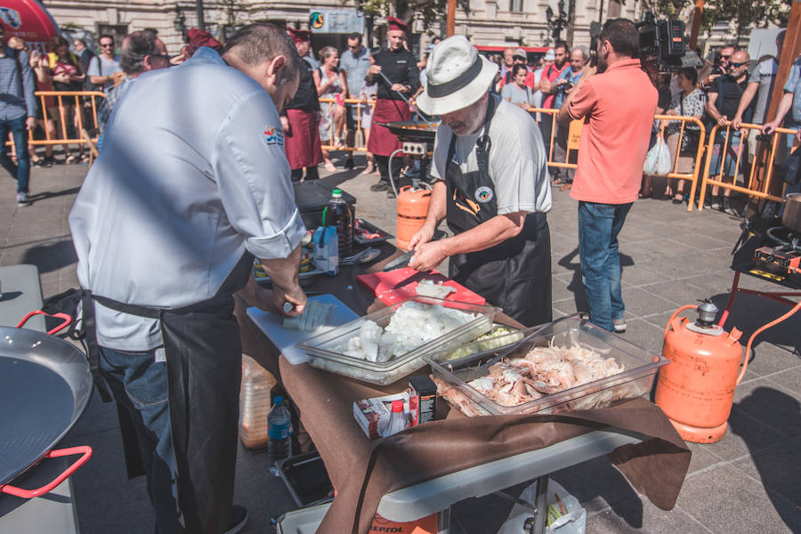 El Día Mundial de la Paella se ha celebrado en la plaza del Ayuntamiento de Valencia con una degustación de 9 paellas diferentes. El World Paella Day pretende dar prestigio a uno de los platos más conocidos de la gastronomía de todo el mundo y proyectar la ciudad de Valencia como destino turístico internacional. 