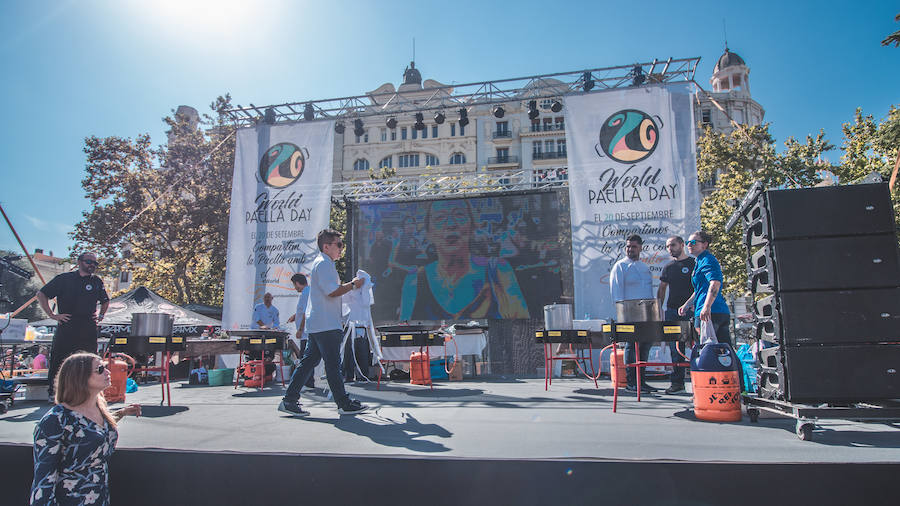 El Día Mundial de la Paella se ha celebrado en la plaza del Ayuntamiento de Valencia con una degustación de 9 paellas diferentes. El World Paella Day pretende dar prestigio a uno de los platos más conocidos de la gastronomía de todo el mundo y proyectar la ciudad de Valencia como destino turístico internacional. 