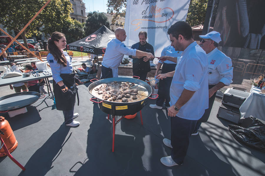 El Día Mundial de la Paella se ha celebrado en la plaza del Ayuntamiento de Valencia con una degustación de 9 paellas diferentes. El World Paella Day pretende dar prestigio a uno de los platos más conocidos de la gastronomía de todo el mundo y proyectar la ciudad de Valencia como destino turístico internacional. 