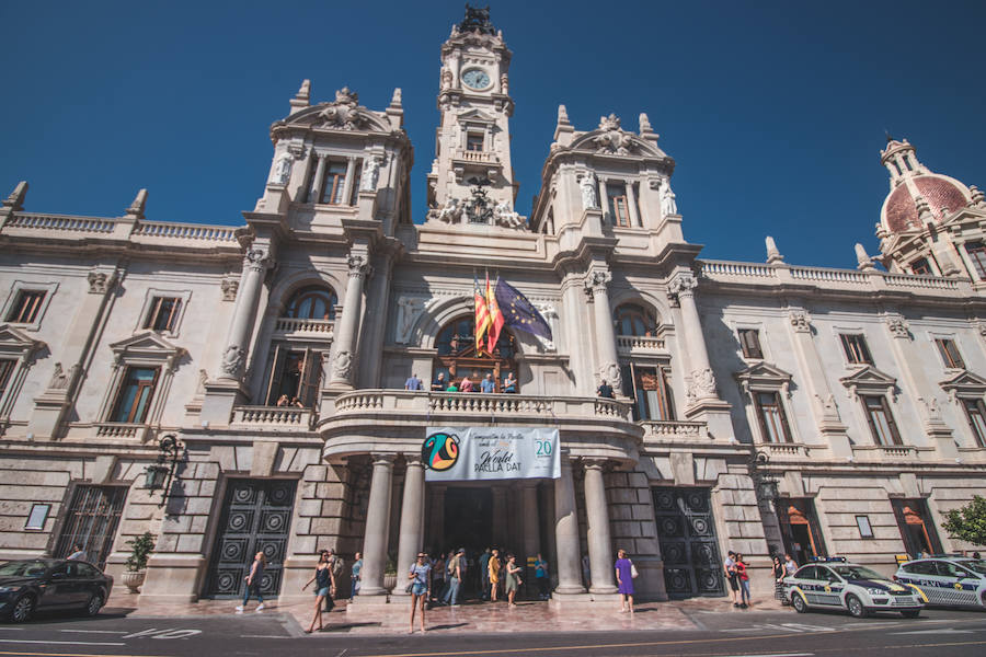 El Día Mundial de la Paella se ha celebrado en la plaza del Ayuntamiento de Valencia con una degustación de 9 paellas diferentes. El World Paella Day pretende dar prestigio a uno de los platos más conocidos de la gastronomía de todo el mundo y proyectar la ciudad de Valencia como destino turístico internacional. 