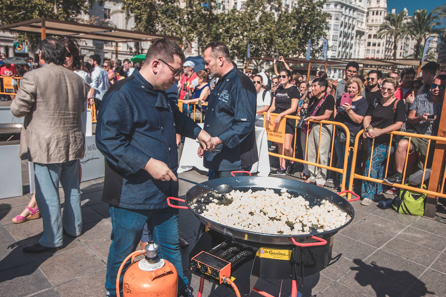 El Día Mundial de la Paella se ha celebrado en la plaza del Ayuntamiento de Valencia con una degustación de 9 paellas diferentes. El World Paella Day pretende dar prestigio a uno de los platos más conocidos de la gastronomía de todo el mundo y proyectar la ciudad de Valencia como destino turístico internacional. 