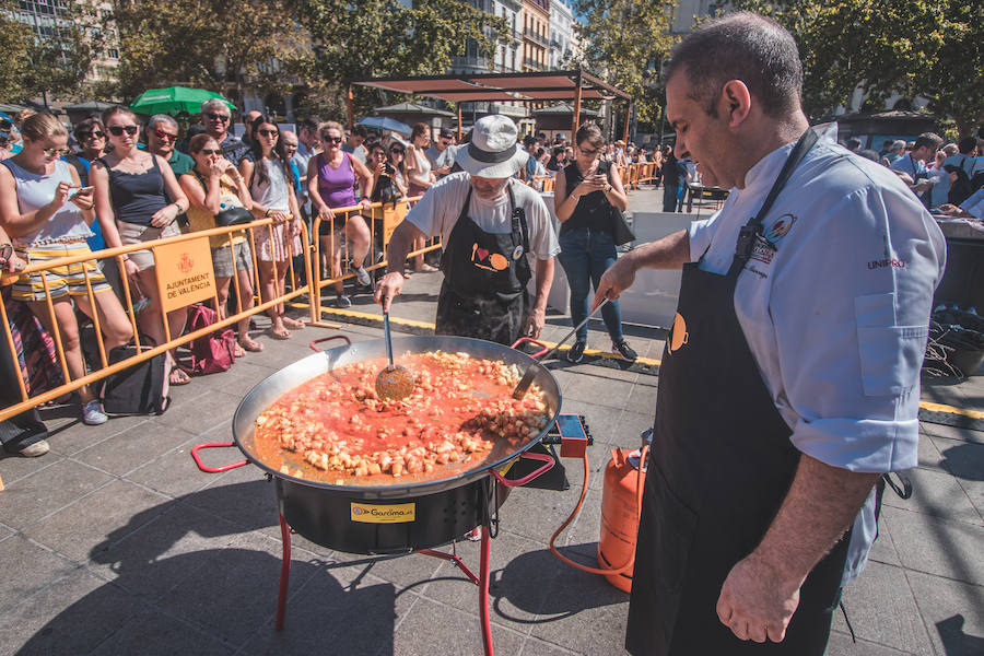 El Día Mundial de la Paella se ha celebrado en la plaza del Ayuntamiento de Valencia con una degustación de 9 paellas diferentes. El World Paella Day pretende dar prestigio a uno de los platos más conocidos de la gastronomía de todo el mundo y proyectar la ciudad de Valencia como destino turístico internacional. 