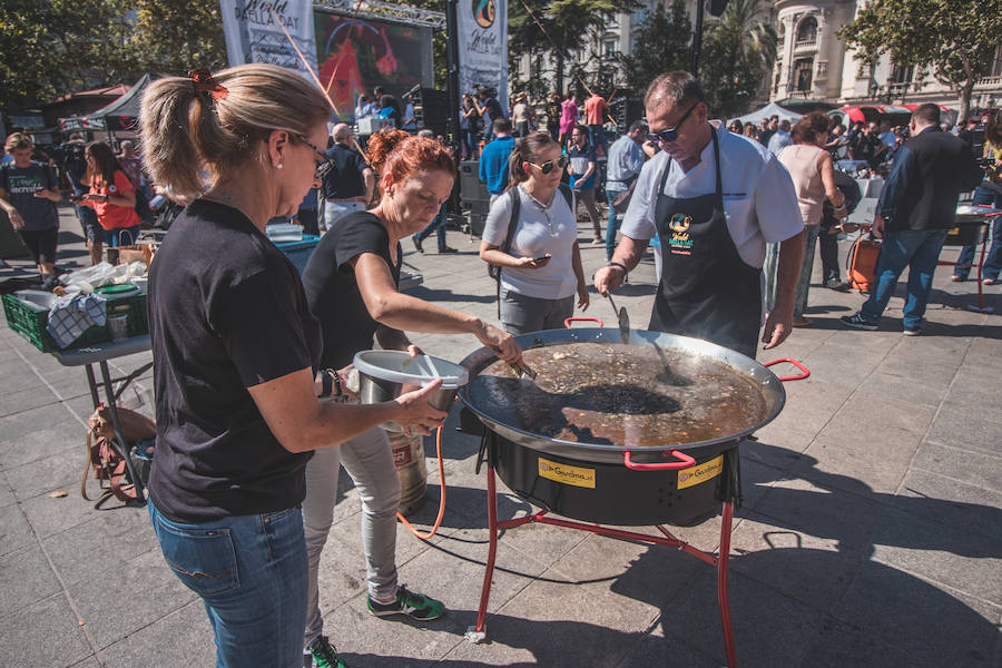 El Día Mundial de la Paella se ha celebrado en la plaza del Ayuntamiento de Valencia con una degustación de 9 paellas diferentes. El World Paella Day pretende dar prestigio a uno de los platos más conocidos de la gastronomía de todo el mundo y proyectar la ciudad de Valencia como destino turístico internacional. 