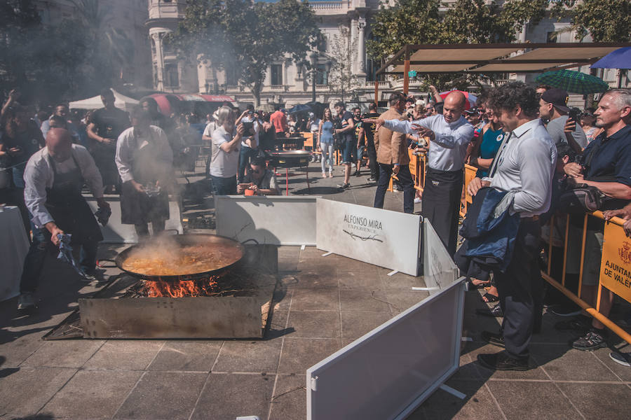 El Día Mundial de la Paella se ha celebrado en la plaza del Ayuntamiento de Valencia con una degustación de 9 paellas diferentes. El World Paella Day pretende dar prestigio a uno de los platos más conocidos de la gastronomía de todo el mundo y proyectar la ciudad de Valencia como destino turístico internacional. 