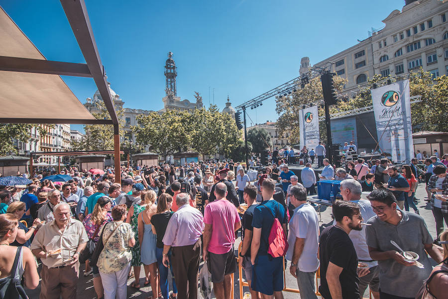 El Día Mundial de la Paella se ha celebrado en la plaza del Ayuntamiento de Valencia con una degustación de 9 paellas diferentes. El World Paella Day pretende dar prestigio a uno de los platos más conocidos de la gastronomía de todo el mundo y proyectar la ciudad de Valencia como destino turístico internacional. 