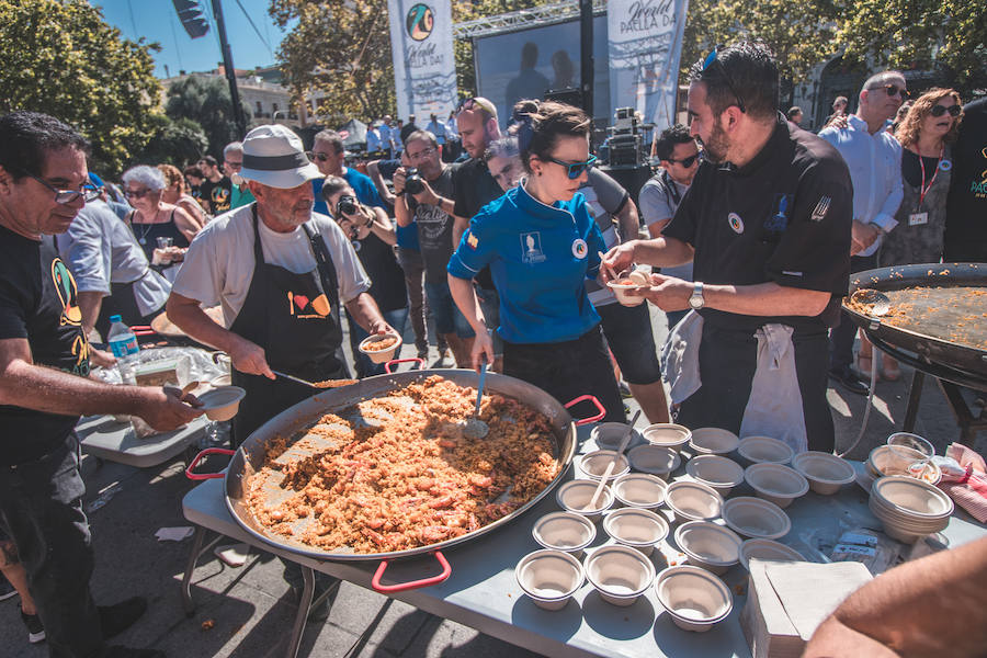 El Día Mundial de la Paella se ha celebrado en la plaza del Ayuntamiento de Valencia con una degustación de 9 paellas diferentes. El World Paella Day pretende dar prestigio a uno de los platos más conocidos de la gastronomía de todo el mundo y proyectar la ciudad de Valencia como destino turístico internacional. 