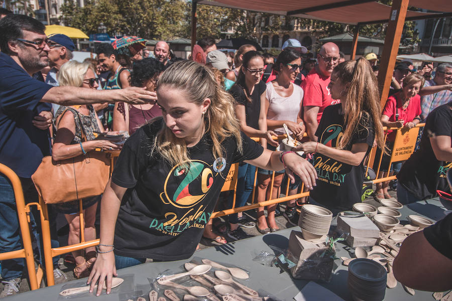 El Día Mundial de la Paella se ha celebrado en la plaza del Ayuntamiento de Valencia con una degustación de 9 paellas diferentes. El World Paella Day pretende dar prestigio a uno de los platos más conocidos de la gastronomía de todo el mundo y proyectar la ciudad de Valencia como destino turístico internacional. 