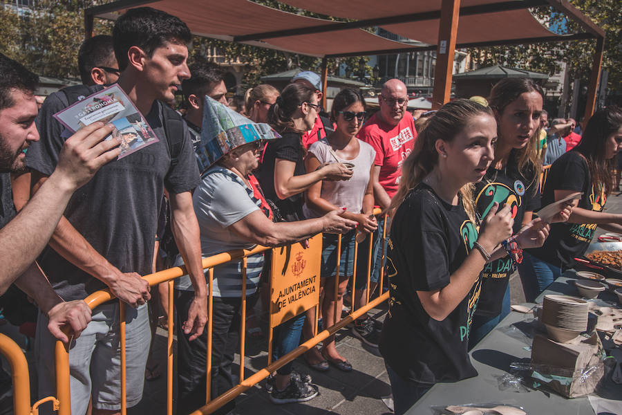 El Día Mundial de la Paella se ha celebrado en la plaza del Ayuntamiento de Valencia con una degustación de 9 paellas diferentes. El World Paella Day pretende dar prestigio a uno de los platos más conocidos de la gastronomía de todo el mundo y proyectar la ciudad de Valencia como destino turístico internacional. 