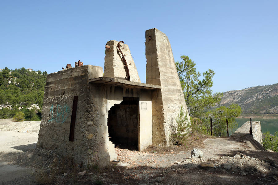 Fotos: La cementera abandonada de Benagéber, un castillo industrial en medio de la naturaleza