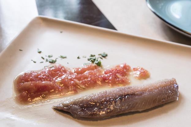 Anchoa con tomate fresco rallado. 