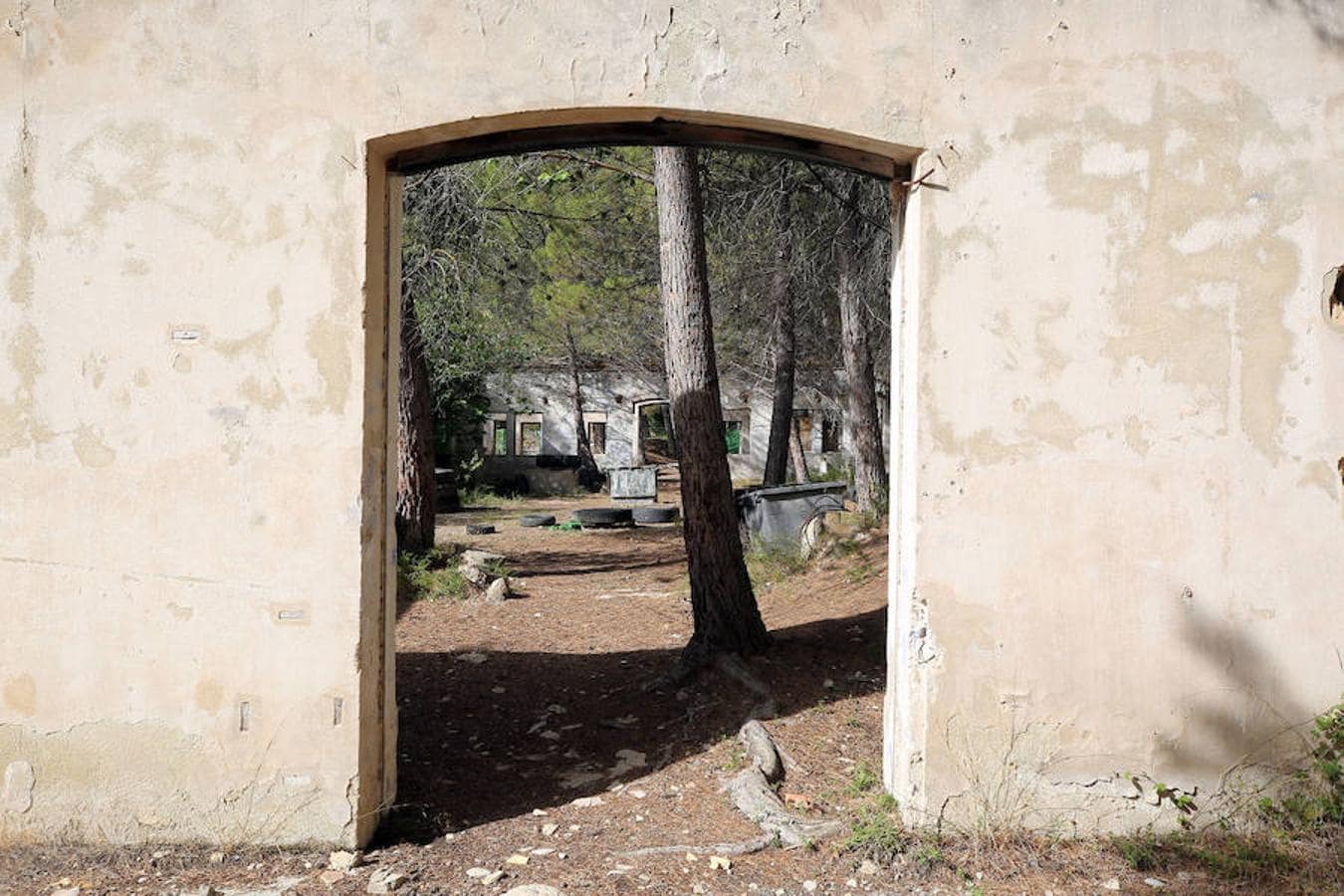 Se emplazó en plena montaña para poder extraer del mismo lugar los materiales necesarios para la elaboración de hormigón. 