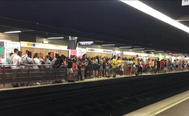 Estación de Ángel Guimerà, llena de gente.