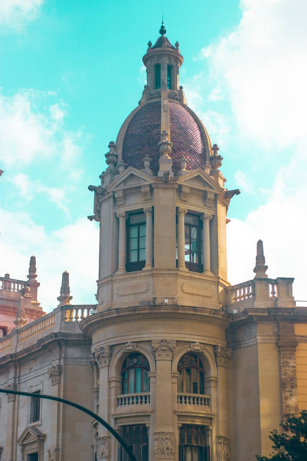 Distintas torres se distinguen en el edificio de la plaza del Ayuntamiento de Valencia.