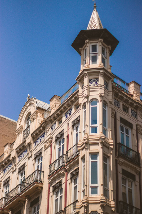 El edificio es obra de Joaquín María Arnau Miram.