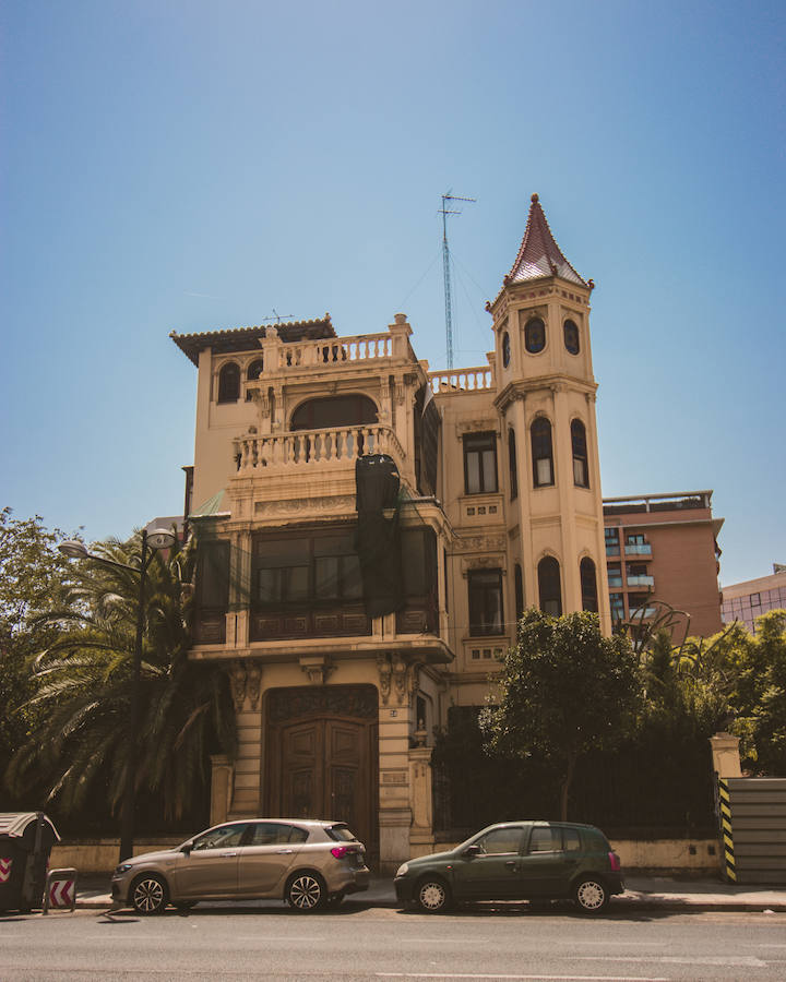 Torre-mirador hexagonal en el Palacete Burgos en la Avenida del Puerto de Valencia.