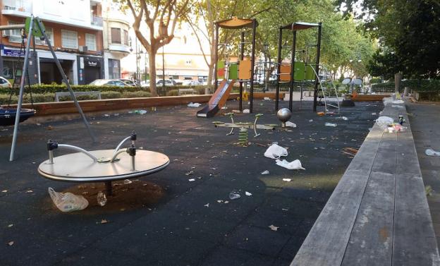 Aspecto del parque en el jardín central de la gran vía Ramón y Cajal ayer por la mañana. 