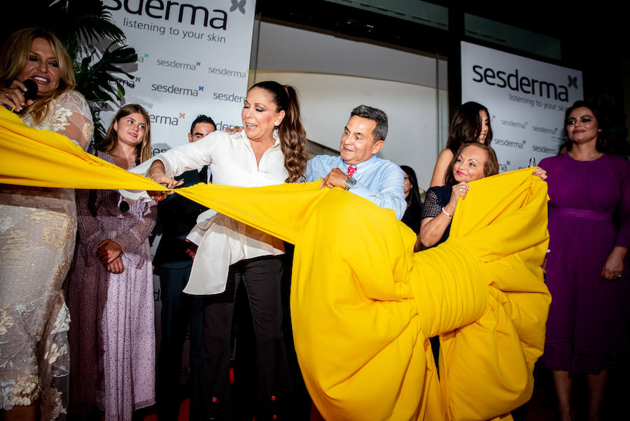 La tonadillera reaparece en público en un acto publicitario.