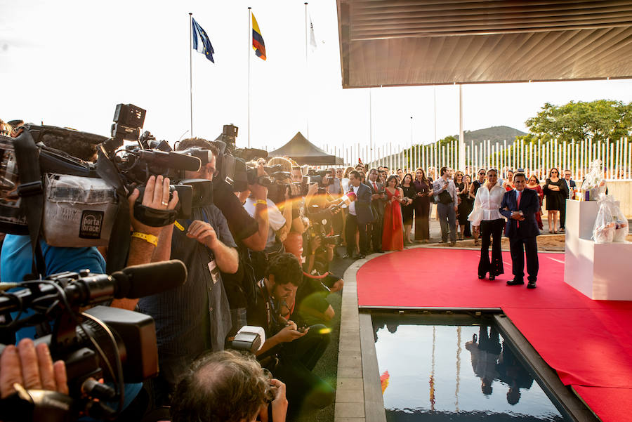 La tonadillera reaparece en público en un acto publicitario.