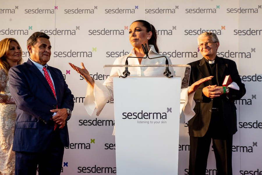 La tonadillera reaparece en público en un acto publicitario.