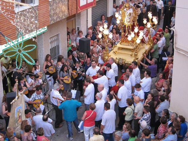 Numerosos vecinos en la celebración de las fiestas de San Miguel en Llíria. 