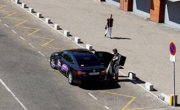 Un vehículo VTC recoge a un cliente en Madrid. 