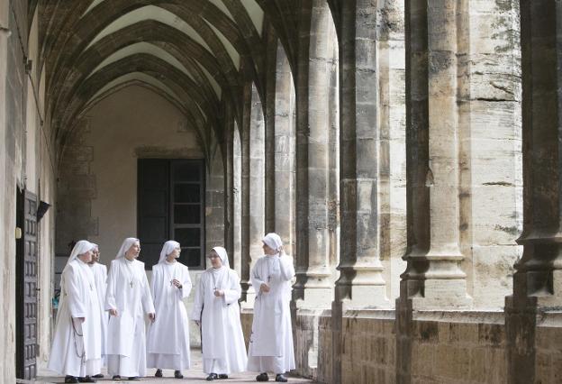 Las religiosas que ahora habitan La Trinidad, en el claustro del convento. 