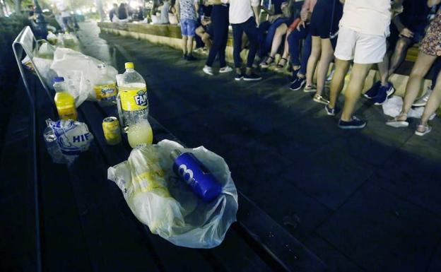 Restos del botellón en la Ciudad de las Artes y las Ciencias de Valencia. 