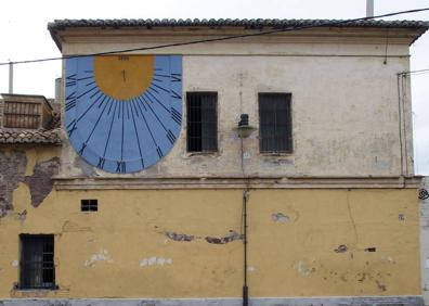 Imagen secundaria 1 - Reloj ubicado en la Casa dels Bous, en pleno barrio del Cabanyal, de finales del siglo XIX