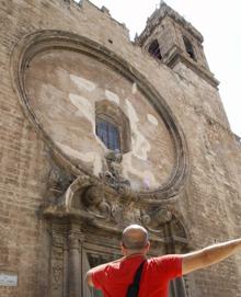 Imagen secundaria 2 - El reloj de sol de la fachada de la iglesia de los Santos Juanes se encuentra en un círculo apenas visible debido a un incendio durante la Guerra Civil 